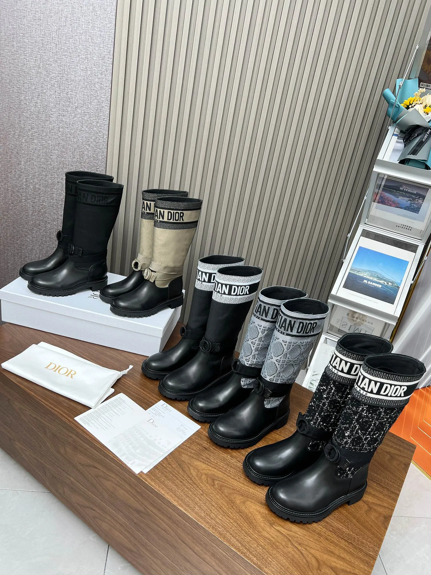 👟👟Ex-factory price 600👟👟 2024ss highest version Dior Dior autumn and winter boots retro work boots one-step, imported calfskin upper stitched with the latest imported technology electric embroidered face Xuan type versatile slimming yyds. The shape is three-dimensional and plump, handsome and comfortable on the feet, the design style is very novel, the details are perfect, cool and trendy💯 trendy outsole Inner: Niuli Outsole: 1:1 molded outsole Heel height: 3.0cm Size: 35-41 (41 customized)